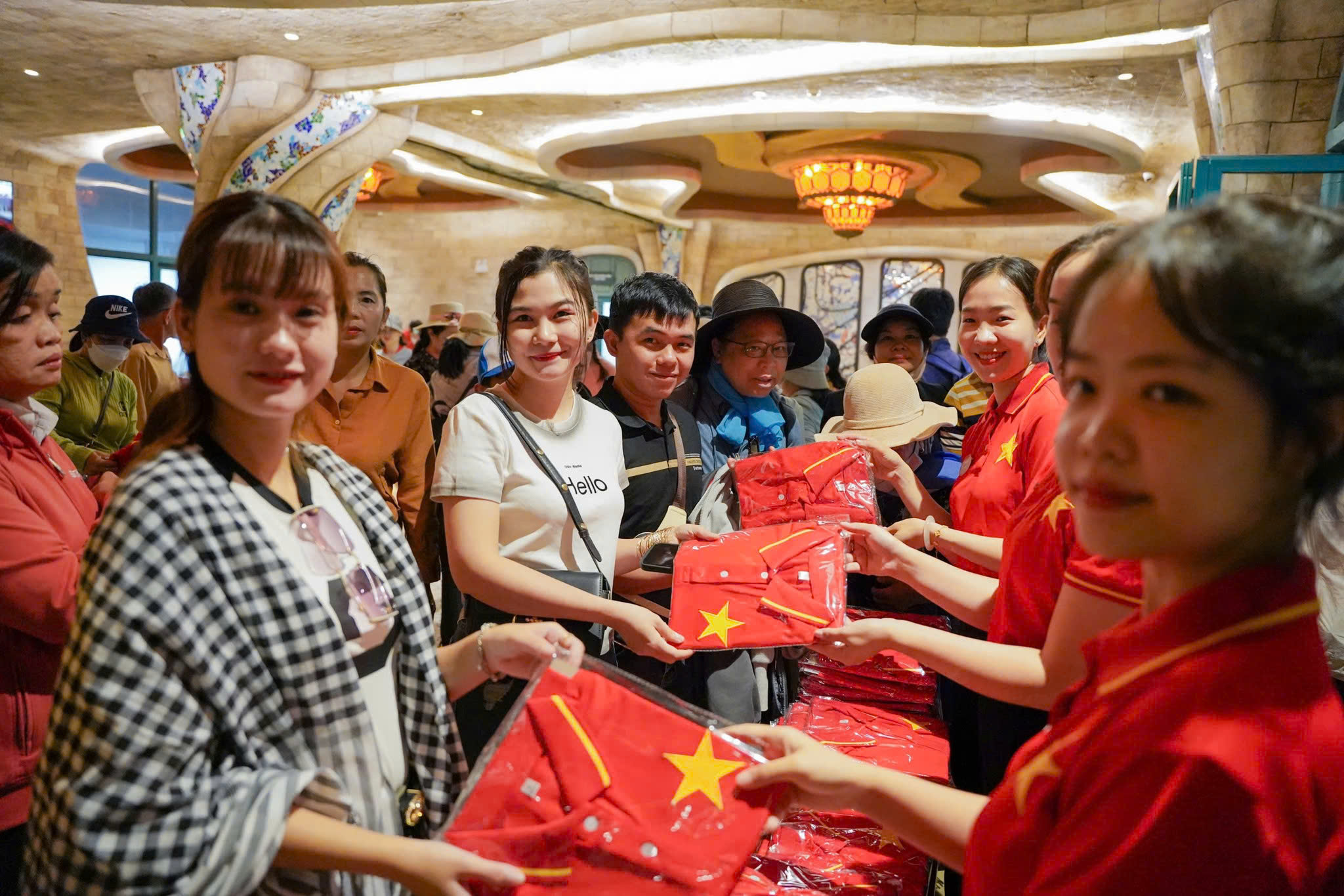 Thiêng liêng nghi thức cờ trên đỉnh Núi Bà Đen - Kỷ niệm 80 năm Quốc Khánh 2/9
 - 4